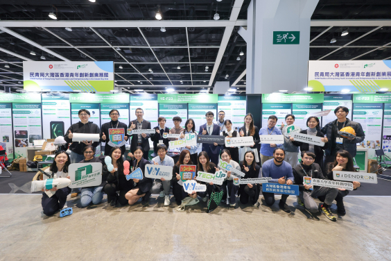 14 支「 Tech‑Up 」 團隊於 2025 年香港貿發局「創業日」（E‑Day）的民青局展位展示成果。
 